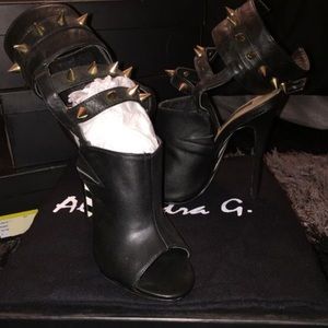 Alejandra G Heels